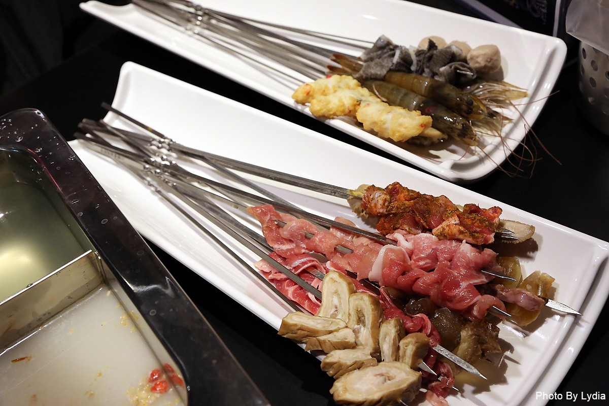 台南火鍋｜川囍紅湯串串鍋~台南麻辣火鍋新創意:麻辣鍋三宮格，要吃串串自己涮!｜巴適紅湯｜串串香 - 台南好Food遊