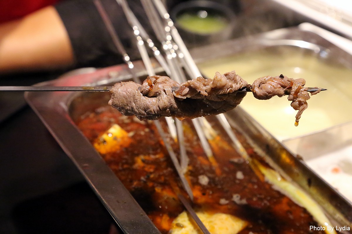 台南火鍋｜川囍紅湯串串鍋~台南麻辣火鍋新創意:麻辣鍋三宮格，要吃串串自己涮!｜巴適紅湯｜串串香 - 台南好Food遊