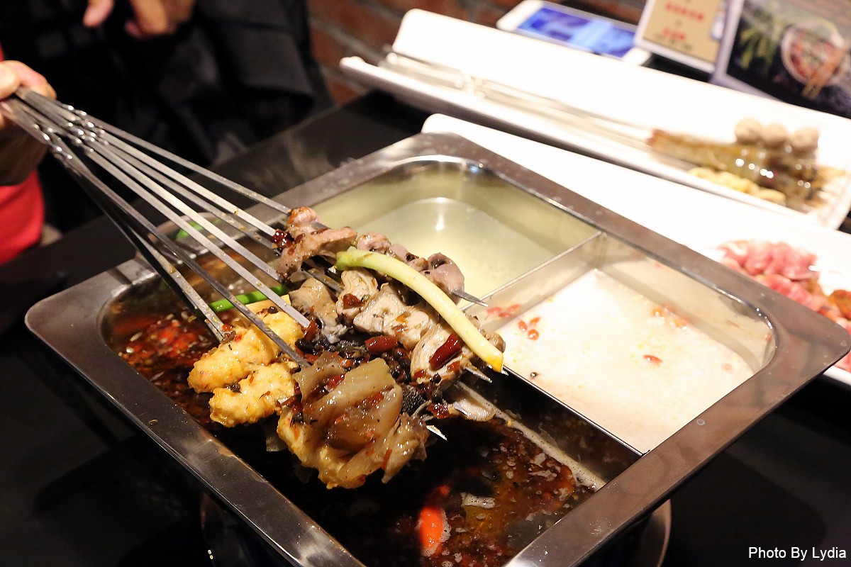 台南火鍋｜川囍紅湯串串鍋~台南麻辣火鍋新創意:麻辣鍋三宮格，要吃串串自己涮!｜巴適紅湯｜串串香 - 台南好Food遊