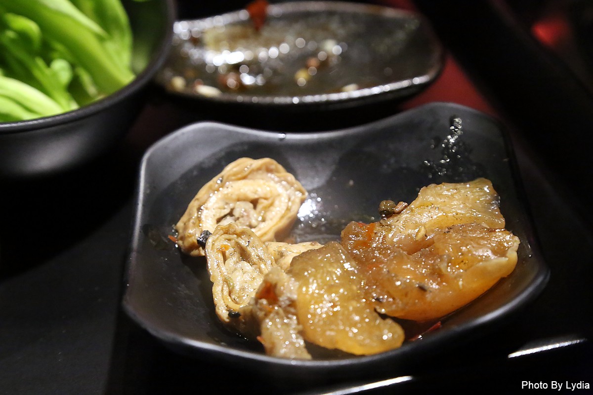 台南火鍋｜川囍紅湯串串鍋~台南麻辣火鍋新創意:麻辣鍋三宮格，要吃串串自己涮!｜巴適紅湯｜串串香 - 台南好Food遊