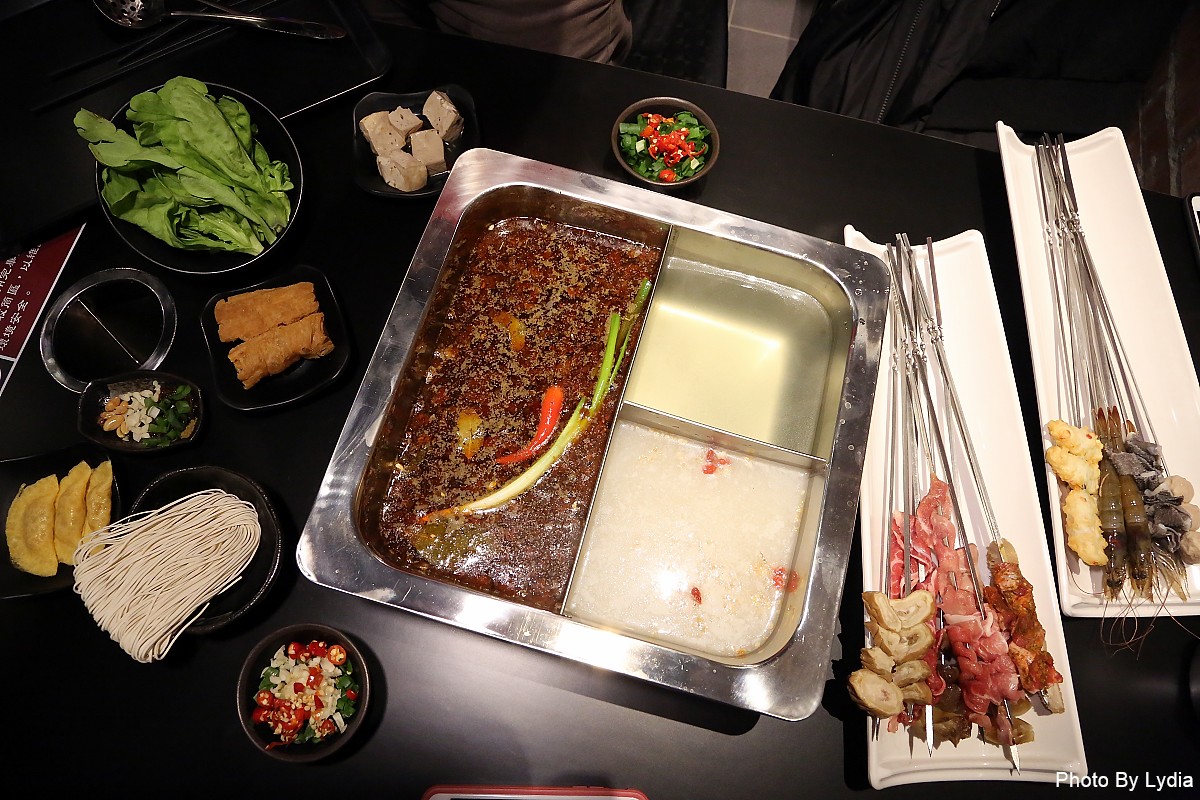 台南火鍋｜川囍紅湯串串鍋~台南麻辣火鍋新創意:麻辣鍋三宮格，要吃串串自己涮!｜巴適紅湯｜串串香 - 台南好Food遊