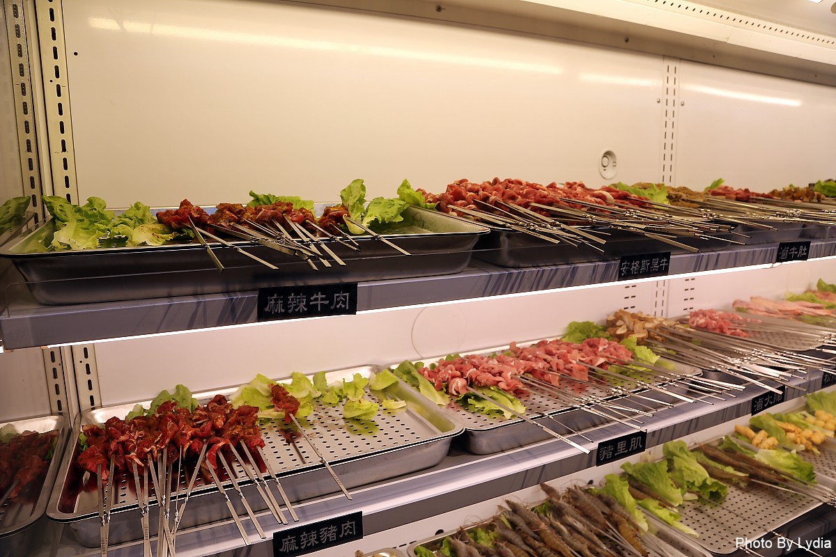 台南火鍋｜川囍紅湯串串鍋~台南麻辣火鍋新創意:麻辣鍋三宮格，要吃串串自己涮!｜巴適紅湯｜串串香 - 台南好Food遊