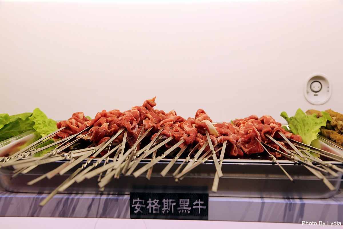 台南火鍋｜川囍紅湯串串鍋~台南麻辣火鍋新創意:麻辣鍋三宮格，要吃串串自己涮!｜巴適紅湯｜串串香 - 台南好Food遊