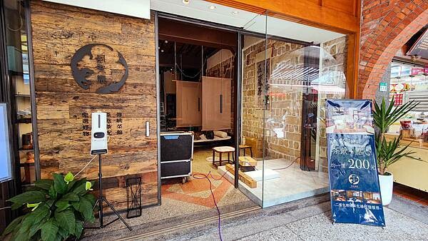 穿梭百年時空，有如來到舊時候人文風情餐廳！古色古香的文物以及美食饗宴，帶你進入不同的視覺以及味蕾的世