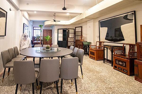 穿梭百年時空，有如來到舊時候人文風情餐廳！古色古香的文物以及美食饗宴，帶你進入不同的視覺以及味蕾的世