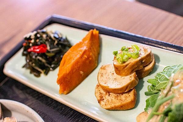 穿梭百年時空，有如來到舊時候人文風情餐廳！古色古香的文物以及美食饗宴，帶你進入不同的視覺以及味蕾的世