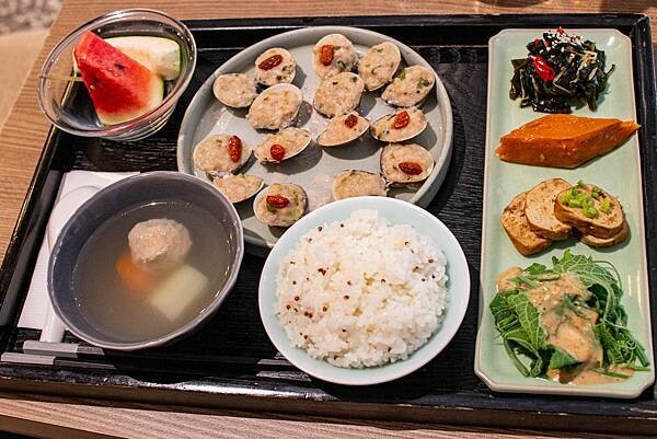 穿梭百年時空，有如來到舊時候人文風情餐廳！古色古香的文物以及美食饗宴，帶你進入不同的視覺以及味蕾的世