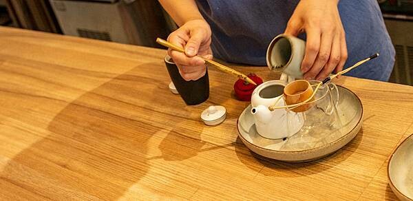 穿梭百年時空，有如來到舊時候人文風情餐廳！古色古香的文物以及美食饗宴，帶你進入不同的視覺以及味蕾的世