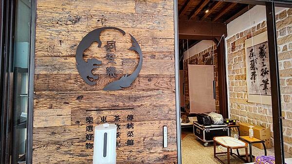 穿梭百年時空，有如來到舊時候人文風情餐廳！古色古香的文物以及美食饗宴，帶你進入不同的視覺以及味蕾的世