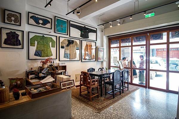 穿梭百年時空，有如來到舊時候人文風情餐廳！古色古香的文物以及美食饗宴，帶你進入不同的視覺以及味蕾的世