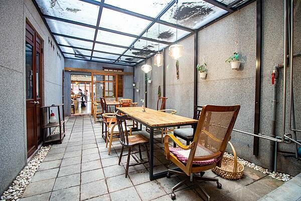 穿梭百年時空，有如來到舊時候人文風情餐廳！古色古香的文物以及美食饗宴，帶你進入不同的視覺以及味蕾的世