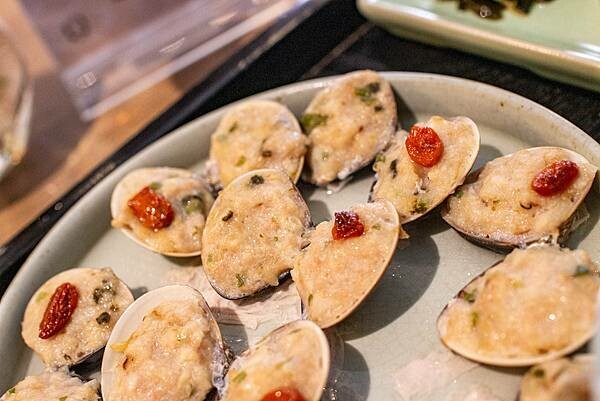 穿梭百年時空，有如來到舊時候人文風情餐廳！古色古香的文物以及美食饗宴，帶你進入不同的視覺以及味蕾的世