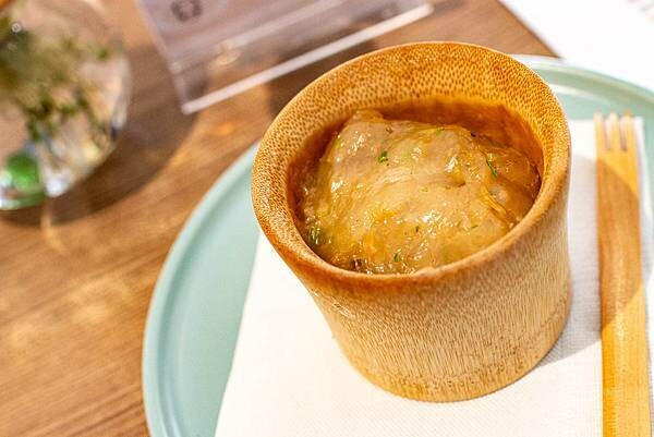 穿梭百年時空，有如來到舊時候人文風情餐廳！古色古香的文物以及美食饗宴，帶你進入不同的視覺以及味蕾的世