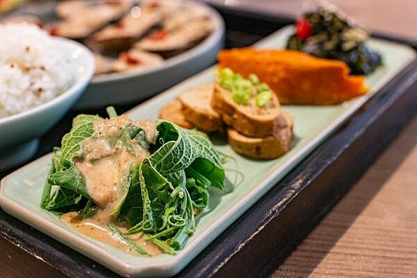 穿梭百年時空，有如來到舊時候人文風情餐廳！古色古香的文物以及美食饗宴，帶你進入不同的視覺以及味蕾的世