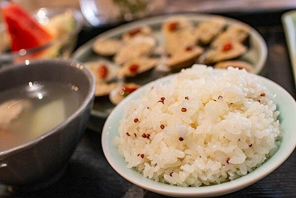 穿梭百年時空，有如來到舊時候人文風情餐廳！古色古香的文物以及美食饗宴，帶你進入不同的視覺以及味蕾的世