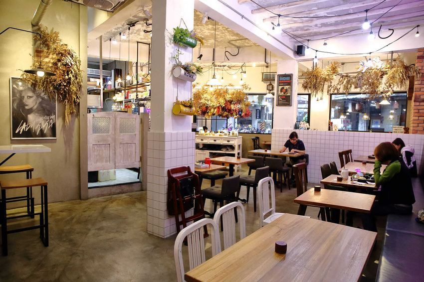 【食。中和】貳Hood.cafe〜中永和早午餐推薦。被乾燥花包圍，一秒走進少女的夢幻國度，入口即化的舒芙蕾，療癒系甜點！