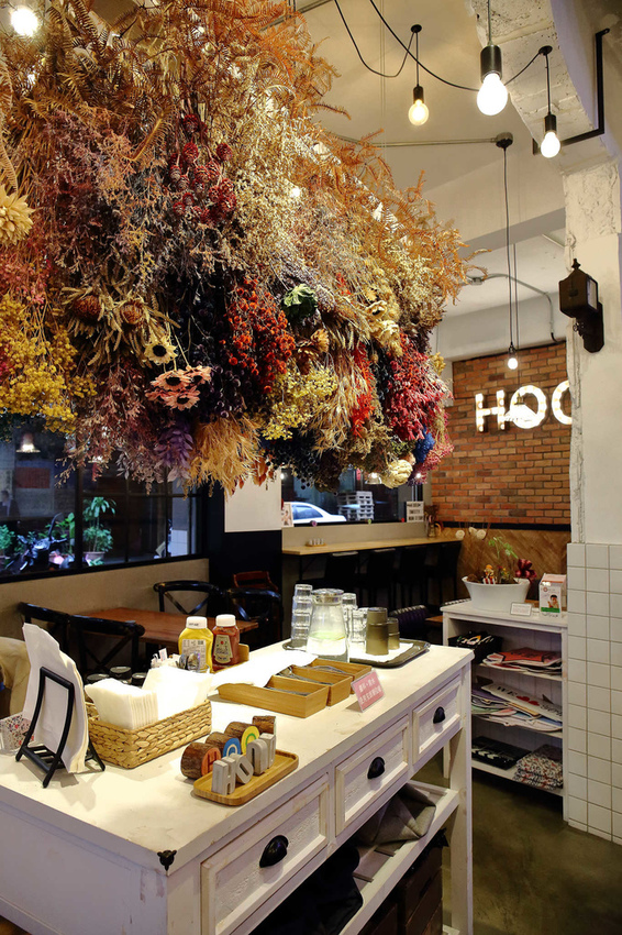 【食。中和】貳Hood.cafe〜中永和早午餐推薦。被乾燥花包圍，一秒走進少女的夢幻國度，入口即化的舒芙蕾，療癒系甜點！