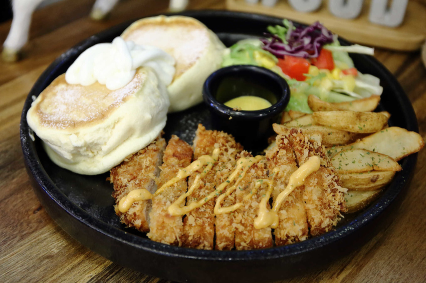 【食。中和】貳Hood.cafe〜中永和早午餐推薦。被乾燥花包圍，一秒走進少女的夢幻國度，入口即化的舒芙蕾，療癒系甜點！