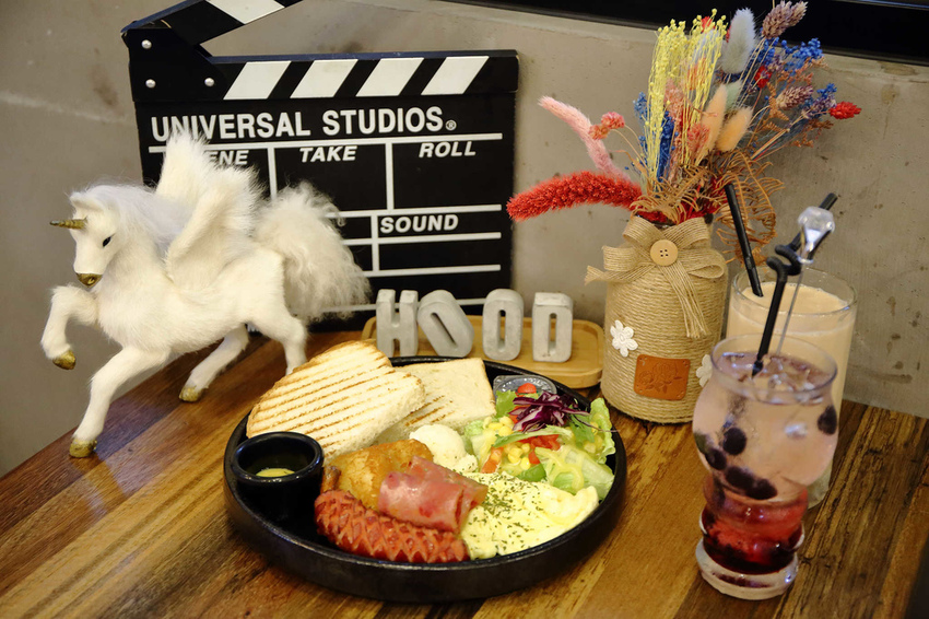 【食。中和】貳Hood.cafe〜中永和早午餐推薦。被乾燥花包圍，一秒走進少女的夢幻國度，入口即化的舒芙蕾，療癒系甜點！