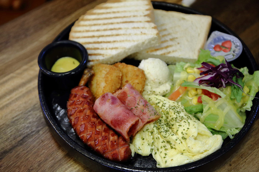 【食。中和】貳Hood.cafe〜中永和早午餐推薦。被乾燥花包圍，一秒走進少女的夢幻國度，入口即化的舒芙蕾，療癒系甜點！