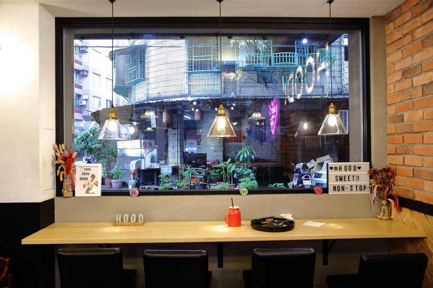 【食。中和】貳Hood.cafe〜中永和早午餐推薦。被乾燥花包圍，一秒走進少女的夢幻國度，入口即化的舒芙蕾，療癒系甜點！