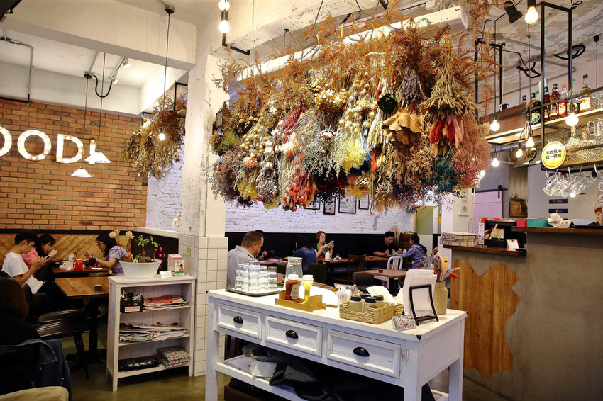 【食。中和】貳Hood.cafe〜中永和早午餐推薦。被乾燥花包圍，一秒走進少女的夢幻國度，入口即化的舒芙蕾，療癒系甜點！