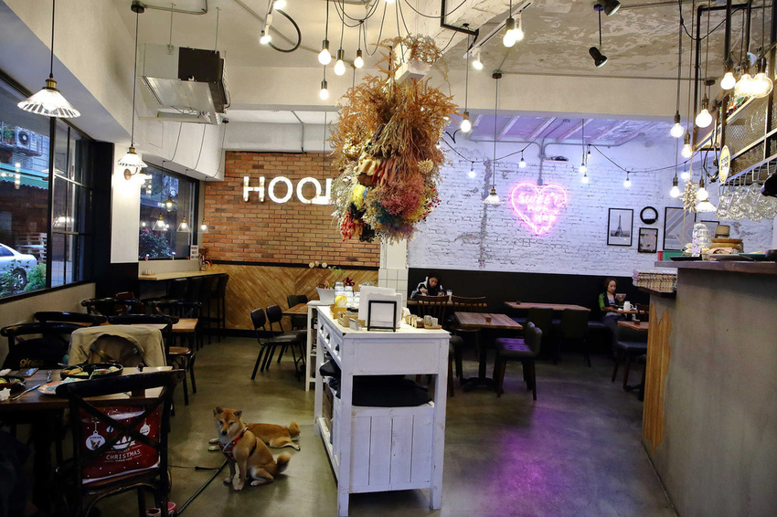 【食。中和】貳Hood.cafe〜中永和早午餐推薦。被乾燥花包圍，一秒走進少女的夢幻國度，入口即化的舒芙蕾，療癒系甜點！