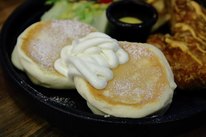 【食。中和】貳Hood.cafe〜中永和早午餐推薦。被乾燥花包圍，一秒走進少女的夢幻國度，入口即化的舒芙蕾，療癒系甜點！