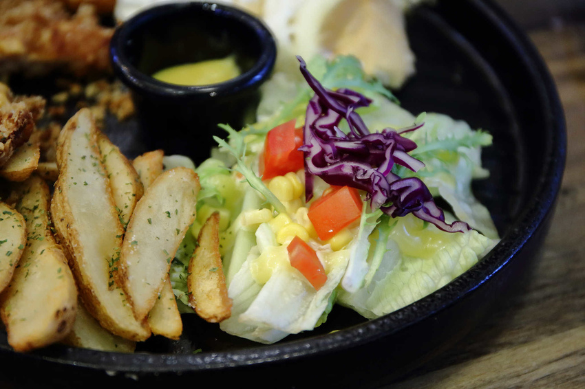 【食。中和】貳Hood.cafe〜中永和早午餐推薦。被乾燥花包圍，一秒走進少女的夢幻國度，入口即化的舒芙蕾，療癒系甜點！