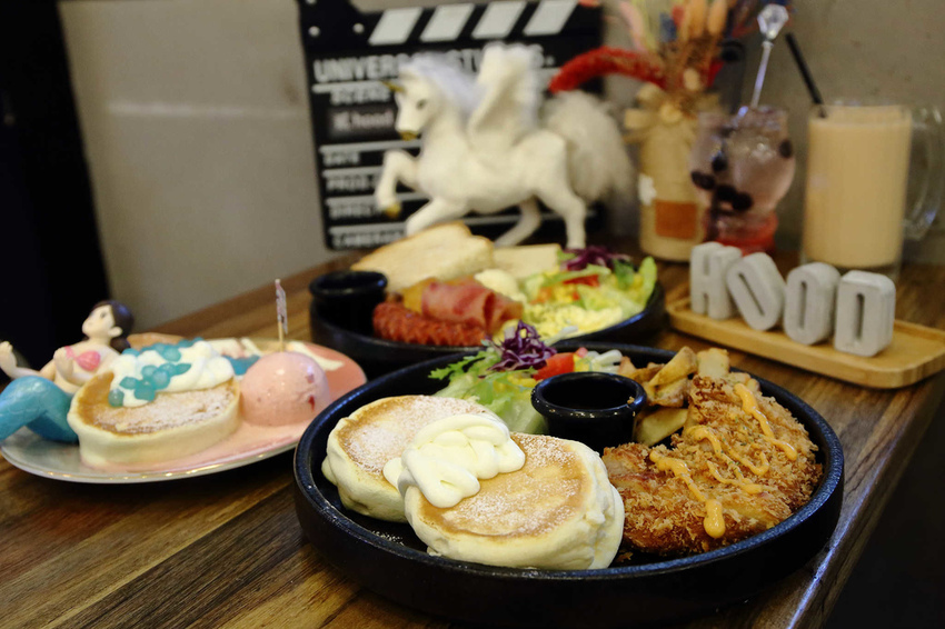 【食。中和】貳Hood.cafe〜中永和早午餐推薦。被乾燥花包圍，一秒走進少女的夢幻國度，入口即化的舒芙蕾，療癒系甜點！