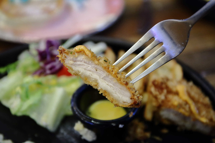 【食。中和】貳Hood.cafe〜中永和早午餐推薦。被乾燥花包圍，一秒走進少女的夢幻國度，入口即化的舒芙蕾，療癒系甜點！