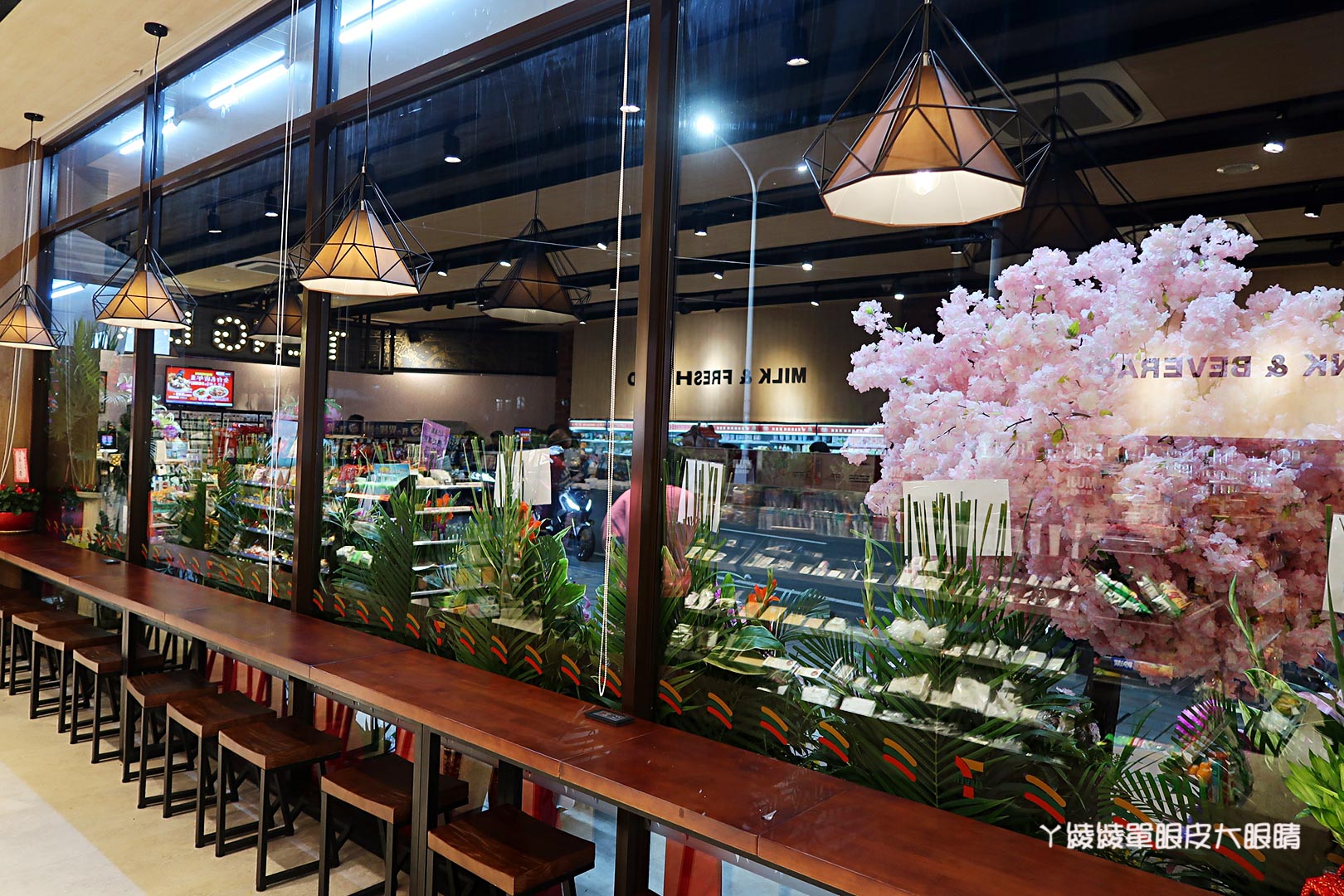 新竹旅遊|橫山最新熱門打卡景點!全台最粉嫩的櫻花鐵道風7-ELEVEN門市在新竹