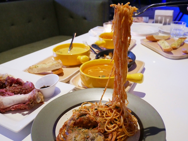 SMEXY 音樂餐廳:SMEXY 音樂餐廳-台北松山區特色餐館 從早午餐一路開到宵夜 餐點、服務都夠水準 夜晚還有live band 邊用餐邊聽音樂大享受