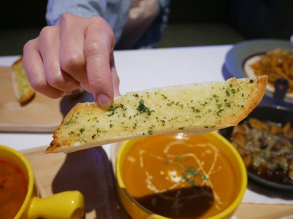 SMEXY 音樂餐廳:SMEXY 音樂餐廳-台北松山區特色餐館 從早午餐一路開到宵夜 餐點、服務都夠水準 夜晚還有live band 邊用餐邊聽音樂大享受