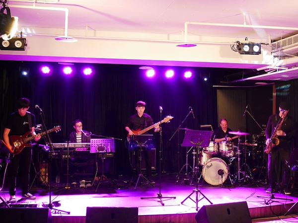 SMEXY 音樂餐廳:SMEXY 音樂餐廳-台北松山區特色餐館 從早午餐一路開到宵夜 餐點、服務都夠水準 夜晚還有live band 邊用餐邊聽音樂大享受