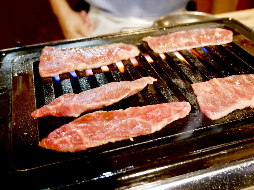[台北大安] 東區精緻無敵小滿苑燒肉桌邊服務貼心到讓你只要坐著等張嘴大口吃肉其他都不用管 / 國父紀念館 / 東區 / 華視