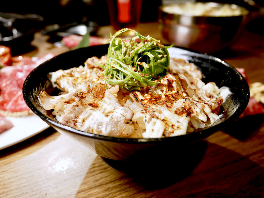 [台北大安] 東區精緻無敵小滿苑燒肉桌邊服務貼心到讓你只要坐著等張嘴大口吃肉其他都不用管 / 國父紀念館 / 東區 / 華視