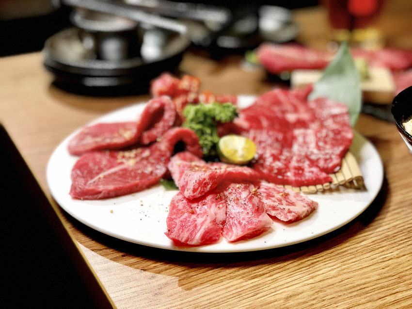 [台北大安] 東區精緻無敵小滿苑燒肉桌邊服務貼心到讓你只要坐著等張嘴大口吃肉其他都不用管 / 國父紀念館 / 東區 / 華視