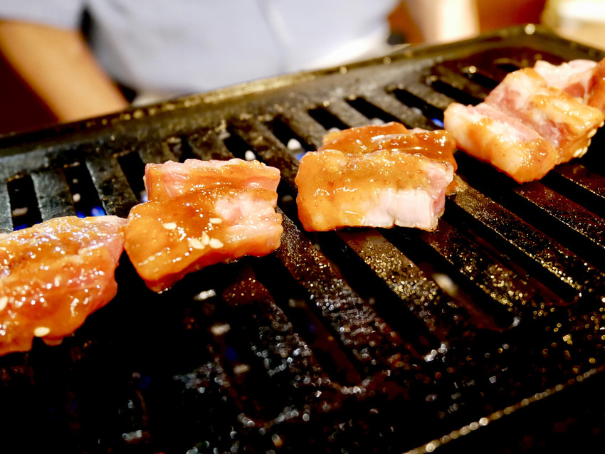 [台北大安] 東區精緻無敵小滿苑燒肉桌邊服務貼心到讓你只要坐著等張嘴大口吃肉其他都不用管 / 國父紀念館 / 東區 / 華視