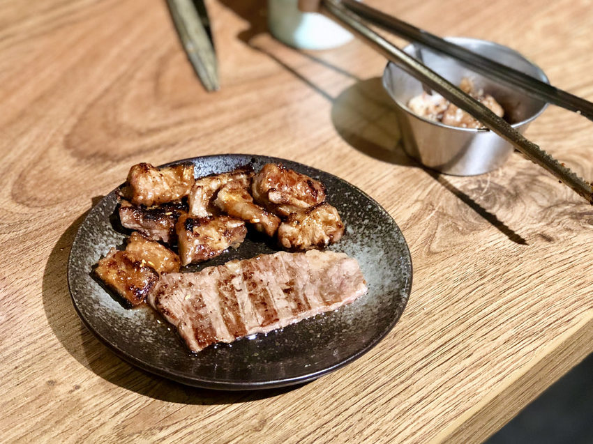 [台北大安] 東區精緻無敵小滿苑燒肉桌邊服務貼心到讓你只要坐著等張嘴大口吃肉其他都不用管 / 國父紀念館 / 東區 / 華視