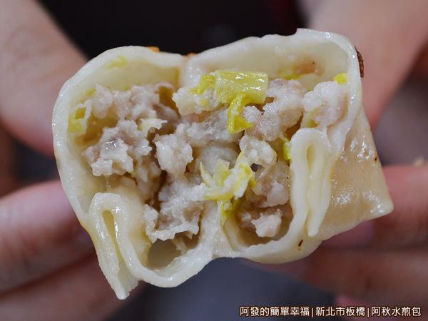 阿秋水煎包05-鍋貼剖面
