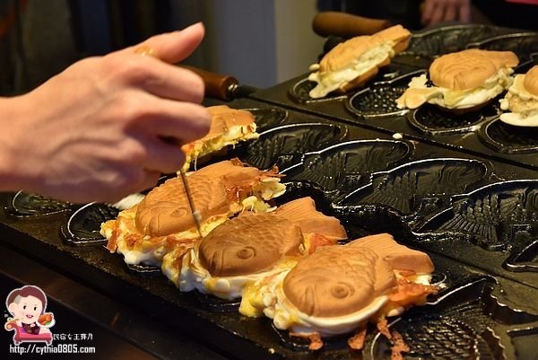 桃園中壢美食-天鯛魚燒-可愛肥鯉魚很熱門，爆漿起司跟招牌花生強強滾啊，好多人來排隊 @民宿女王芽月-美食.旅遊.全台趴趴走