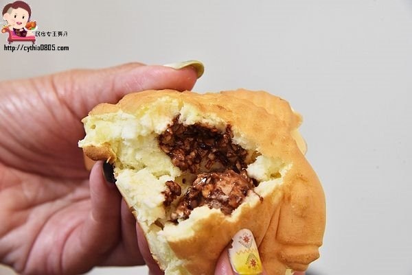 桃園中壢美食-天鯛魚燒-可愛肥鯉魚很熱門，爆漿起司跟招牌花生強強滾啊，好多人來排隊 @民宿女王芽月-美食.旅遊.全台趴趴走