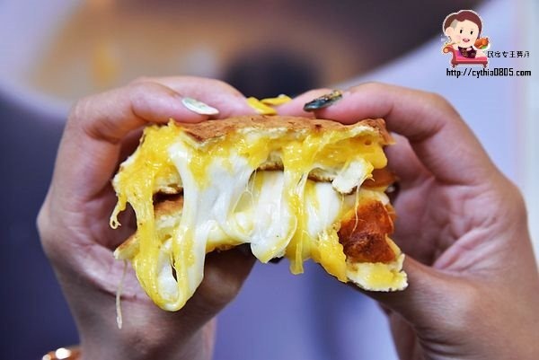 桃園中壢美食-天鯛魚燒-可愛肥鯉魚很熱門，爆漿起司跟招牌花生強強滾啊，好多人來排隊 @民宿女王芽月-美食.旅遊.全台趴趴走