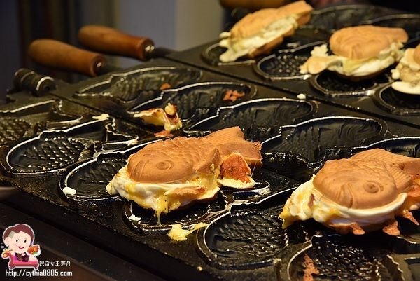 桃園中壢美食-天鯛魚燒-可愛肥鯉魚很熱門，爆漿起司跟招牌花生強強滾啊，好多人來排隊 @民宿女王芽月-美食.旅遊.全台趴趴走