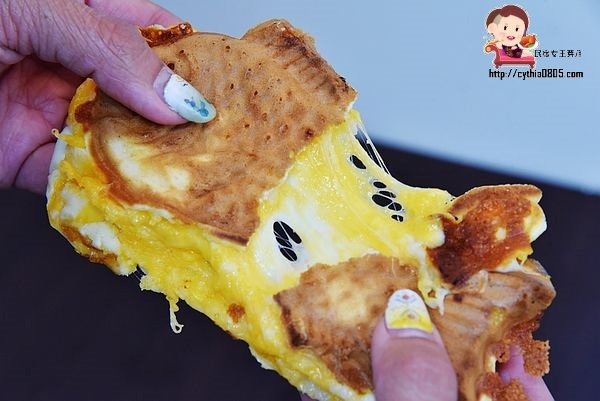 桃園中壢美食-天鯛魚燒-可愛肥鯉魚很熱門，爆漿起司跟招牌花生強強滾啊，好多人來排隊 @民宿女王芽月-美食.旅遊.全台趴趴走