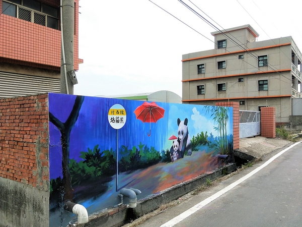 熊貓站彩繪牆: 【彰化線西景點】熊貓站彩繪牆~熊貓母子等公車,一起撐傘超療癒的