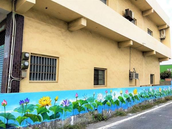 熊貓站彩繪牆: 【彰化線西景點】熊貓站彩繪牆~熊貓母子等公車,一起撐傘超療癒的