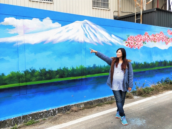 熊貓站彩繪牆: 【彰化線西景點】熊貓站彩繪牆~熊貓母子等公車,一起撐傘超療癒的