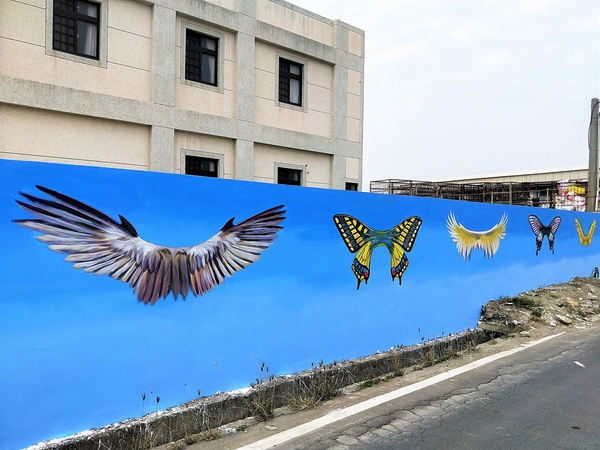 熊貓站彩繪牆: 【彰化線西景點】熊貓站彩繪牆~熊貓母子等公車,一起撐傘超療癒的